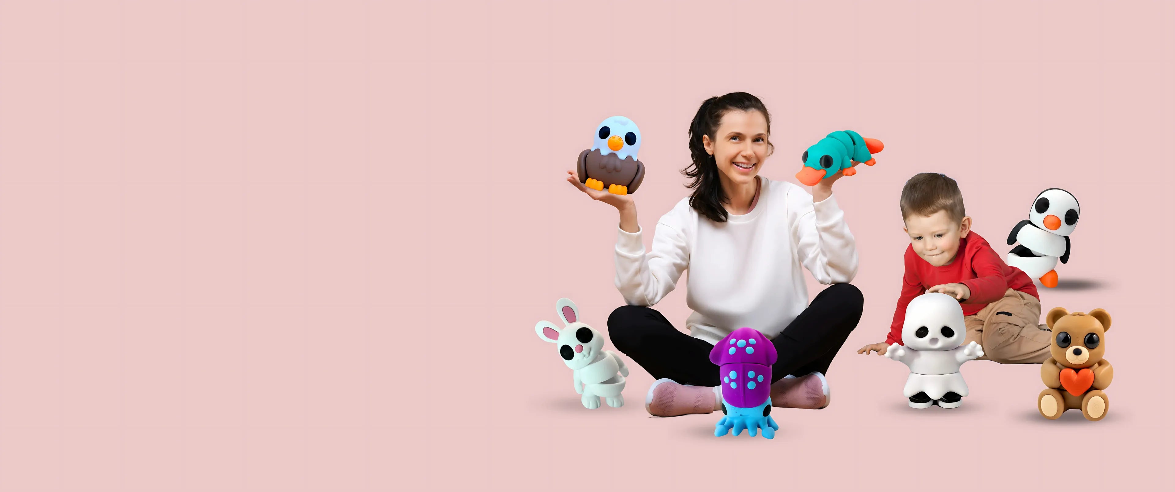 Mamá jugando con su hijo de 3 años con juguetes fidget 3D,r