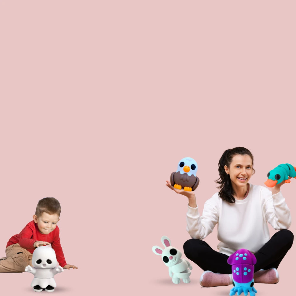 Mamá e hijo jugando con juguetes fidget sensoriales en casa